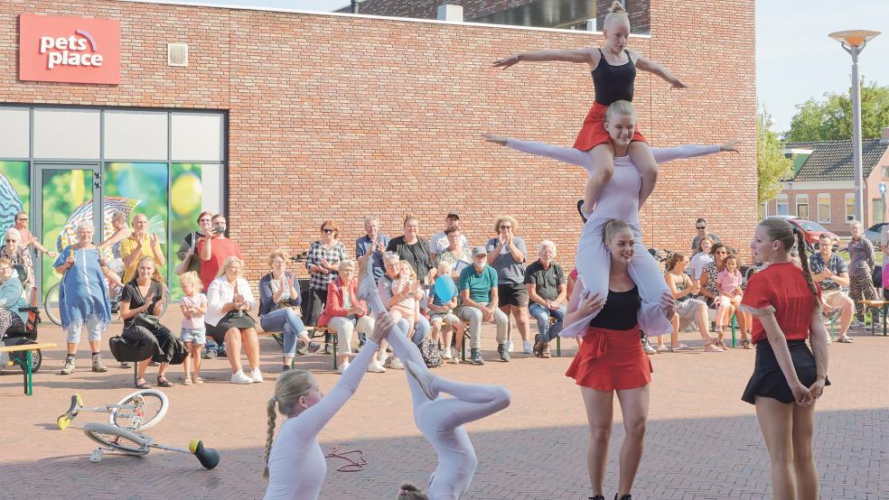 AkEiTu, die Akrobatik-Einrad-Turnen-Gruppe des TV Bunde, unterhielt die Zuschauer auf dem »Waterbei«-Straßenfestival, das jährlich in Winschoten stattfindet.  © Foto: Fietz/privat