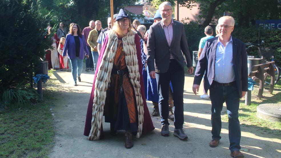 Marktmeister Hinderk Leemhuis (von rechts), Bürgermeister Heiko Abbas und Häuptling Ebbo führten den Rundgang über den Michaelismarkt an. © Foto: Berents