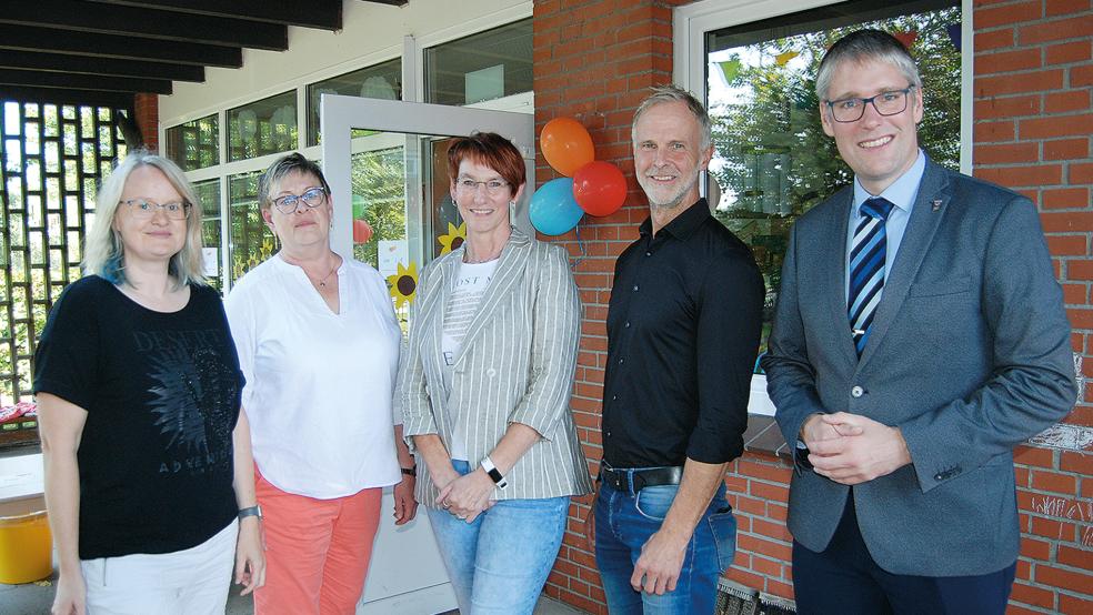 Alexandra Gand-Vollborth (links) ist neue Leiterin der Kinderkrippe in Weener, neben ihr Traute Abbas, stellvertretende Fachbereichsleiterin, Gabriele Galle, neue Leiterin des Kindergartens in Holthusen, der Erste Stadtrat Hermann Welp und Bürgermeister Heiko Abbas.  © Foto: Hoegen