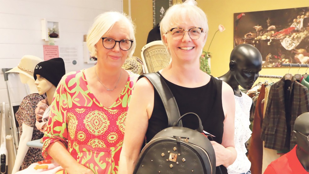 Jurine Abeln (links) und Linda Fischer schließen schweren Herzens ihren Second-Hand-Modeladen.  © Foto: Ammermann