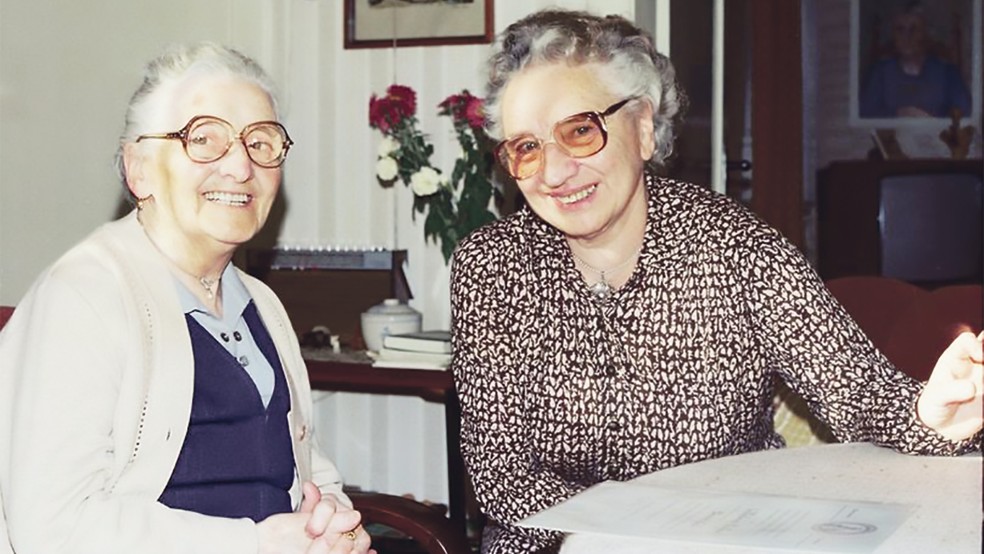 Die beiden Autorinnen Wilhelmine Siefkes und Greta Schoon werden im Klottje Huus in Leer vorgestellt.  © Foto: privat