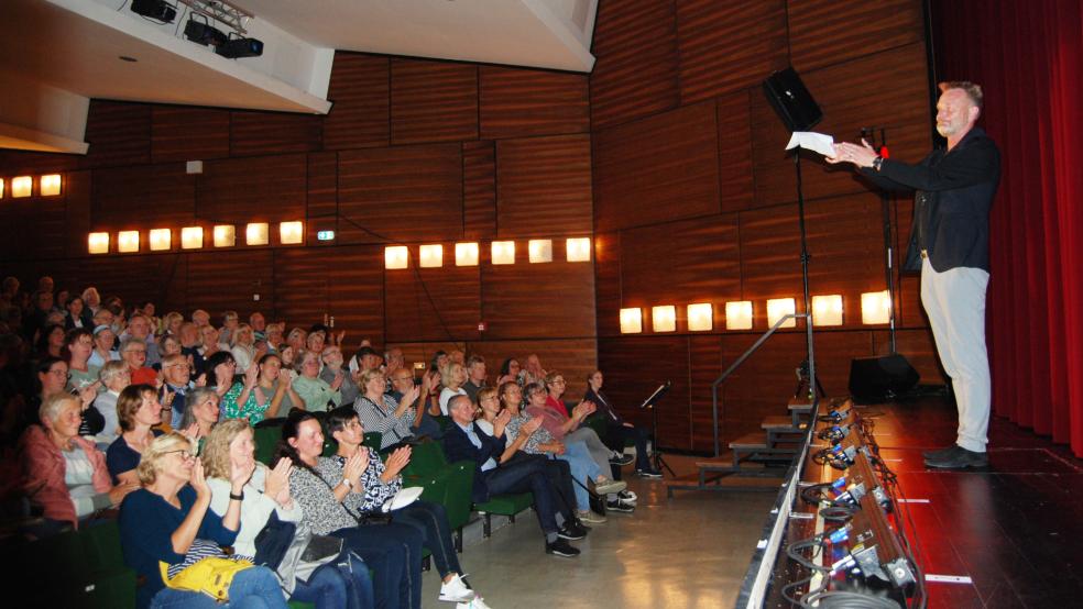 Applaus für den Intendanten: Zur Eröffnung der neuen Spielzeit begrüßte Olaf Strieb das Publikum in der Oberschul-Aula in Weener mit einer kurzen Ansprache. Auch er applaudierte, und das galt dem lokalen Veranstalter der Theateraufführungen: »Mein besonderer Dank gilt diesem großartigen Freundeskreis Landesbühne.«  © Foto: Hoegen