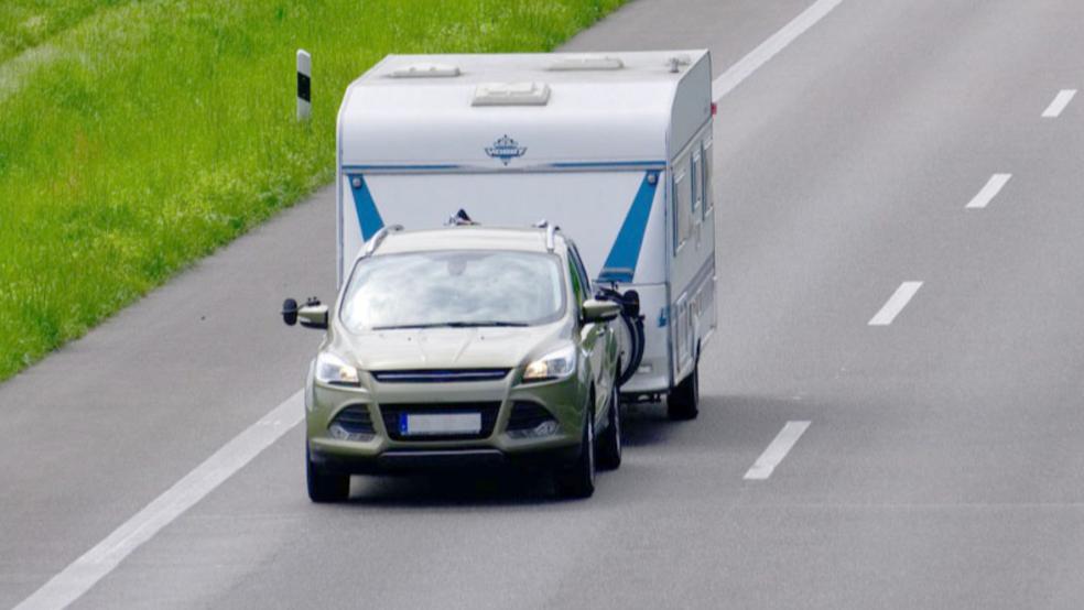 Nach einem riskanten Überholmanöver und einer Kolision geriet ein Wohnwagen-Gespann (Beispielbild) auf der Autobahn bei Bunde ins Schleudern. © pixabay