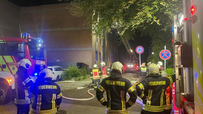 Flammen schlagen aus Fenster