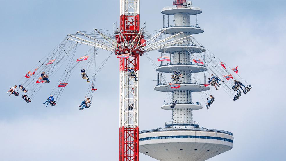 Das XXL-Kettenkarussel »Nordic Tower« (hier im Juli auf dem Hamburger Sommerdom) feiert in diesem Jahr Premiere auf dem Gallimarkt.  © Foto: dpa