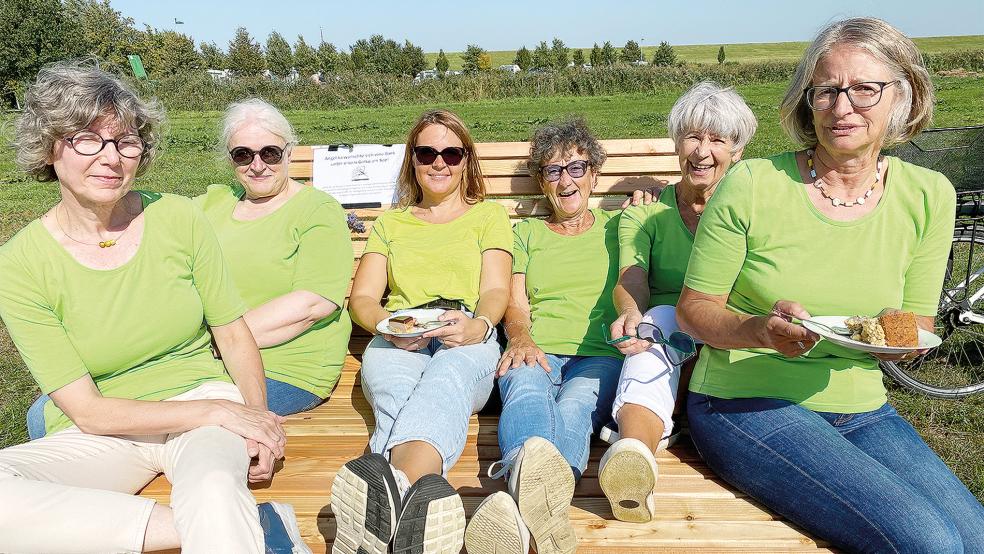 Eine wohlverdiente Pause gönnten sich die ansonsten sehr beschäftigten Frauen von »Proten un Planten« während des Obstfestes auf der neuen »Himmelsliege« neben der Streuobstwiese in Ditzum.  © Fotos: Kuper