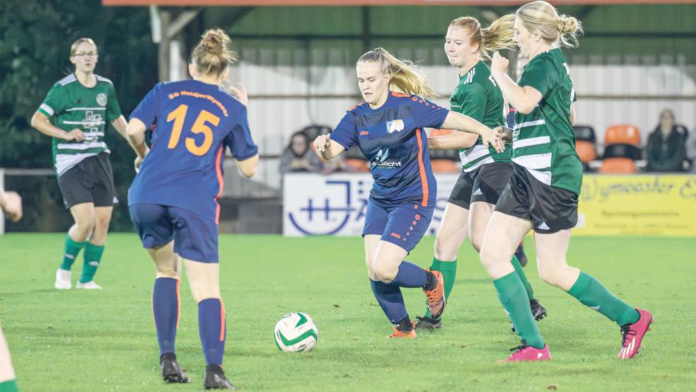 Die SG Wymeer/Heidjer um Alina Smeenge (am Ball) konnte sich mit einem 2:1-Sieg gegen Frisia Völlenerkönigsfehn die ersten Punkte in der Ostfrieslandklasse A sichern.  © Foto: Bruins