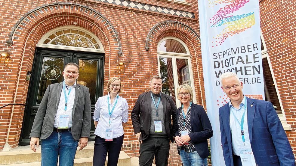 Premiere: Die »Digitalen Wochen« (DiWo) haben im »Tammenshof« in Bunderhee zum ersten Mal außerhalb Leers eine Veranstaltung angeboten. Von links: Bundes Bürgermeister Uwe Sap, Ute Bley (DiWo), Referent Markus Michels, Andrea Sope (DiWo) und Landrat Matthias Groote.  © Fotos: Hanken