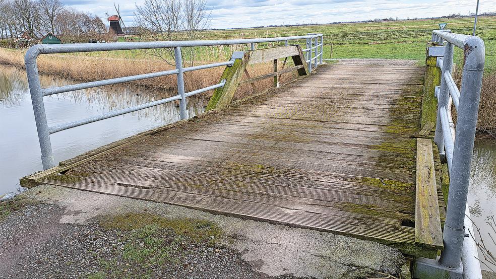 Die Brücke über das Sieltief in Ditzumerhammrich muss saniert werden.  © Foto: Szyska