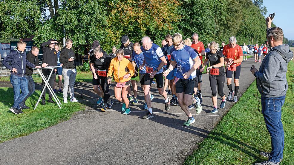 Am Sportplatz des SV Wymeer-Boen starten die Läufer am Volkswandertag. Auf dem Bild zu sehen sind diejenigen, die sich im vergangenen Jahr an die Strecke über 20 Kilometer gewagt haben.  © Foto: Bruins