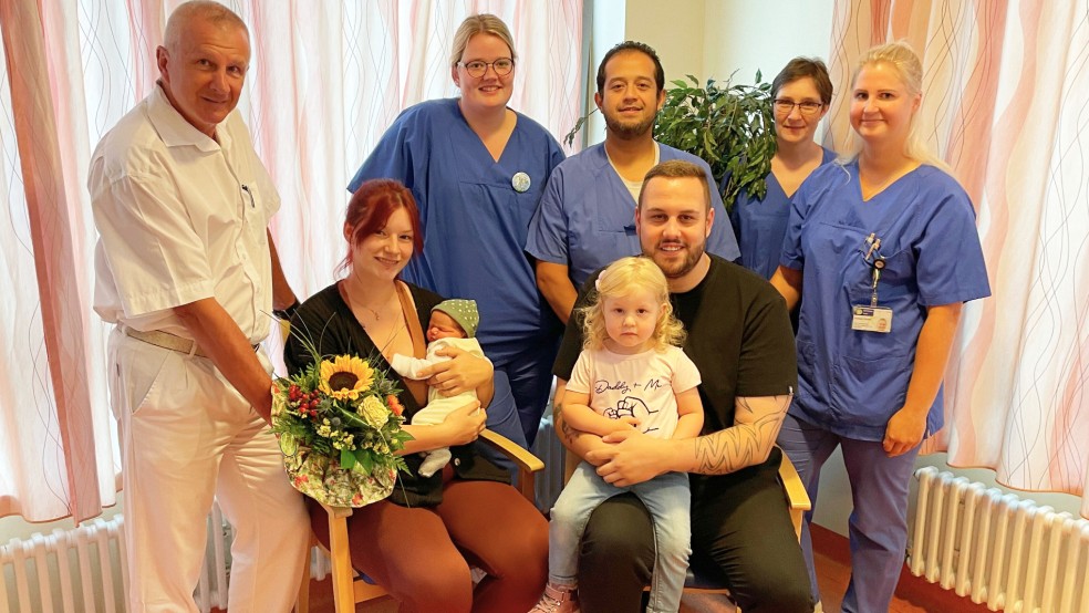 Das glückliche Elternpaar mit ihren Kindern Theodor Jonas und Juna und die Mitarbeitenden aus der Geburtshilfe. Das Foto zeigt (hinten, von links): Dr. med. Jacek Skubis (Chefarzt der Klinik für Gynäkologie und Geburtshilfe), Patricia Funk (Hebamme), Ernesto Adolfo Giron Garcia (Assistenzarzt der Klinik für Gynäkologie und Geburtshilfe), Marion Hanke (Pflegekraft Station B1) und Vanessa Eilbaum (Sekretariat Gynäkologie und Geburtshilfe) sowie vorne: Fenna und Kai Matzellus mit ihren Kindern Theodor Jonas und Juna. © Foto: Klinikum