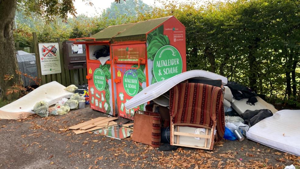 Ein Bild der Schande: Illegaler Abfall rund um den Altkleidercontainer am Hoheellernweg in Leer. © Landkreis