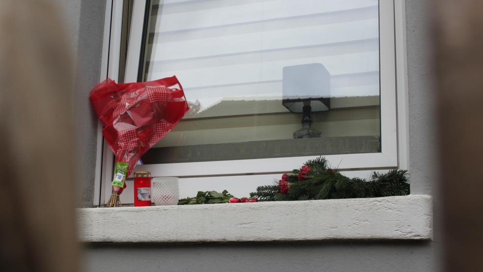 Hinter dem Fenster dieser Wohnung in Weener kam es am 27. Januar zum tödlichen Streit. Mit Blumen wurde an das Opfer gedacht. Vor Gericht ist allerdings nur wenig Anteilnahme zu spüren. © Busemann (Archiv)