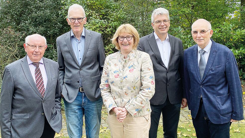 Der stellvertretende Präses der Reformierten Kirche, Jakobus Baumann, (von links) verabschiedete in Schüttorf Präses Norbert Nordholt, der das Amt seit 2007 innehatte. Mit auf dem Foto sind Kirchenpräsidentin Susanne Bei der Wieden, Vizepräsident Helge Johr und Pastor Bernd Roters (zweiter Vize-Präses).  © Foto: Kuper