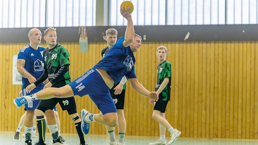 Kreisläufer Marco Post (am Ball) und der TuS Holthusen wollen zu Hause gegen Warsingsfehn eine Leistungssteigerung schaffen und damit richtig in der Saison ankommen.  © Foto: Jungeblut