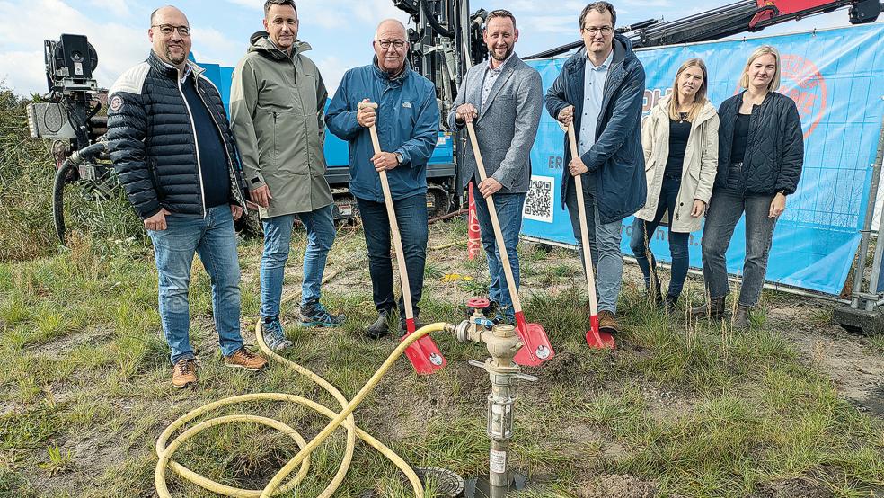 Zum Start der Sondenbohrungen zur Wärmeversorgung des neuen Wohnbaugebiets in Ditzum trafen sich gestern (von links) Marc Brüntjen (Erdbohrtechnik Brüntjen, Westerstede), Thomas Troschitz (Qvantum Energietechnik, Kulmbach), Bürgermeister Hans-Peter Heikens, Hermann Warnders (InQ-Tech, Ditzum) sowie Henning Tammen, Nicole Netthöfel und Janna Wolters (alle Grundstücks- und Projektmanagement-Gesellschaft der Sparkasse Leer-Wittmund).  © Foto: Szyska