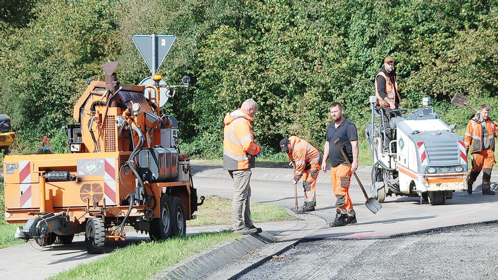 Gestern liefen die Asphaltierungsarbeiten für die Fahrbahn des Kreisels in Stapelmoor.  © Foto: Hoegen