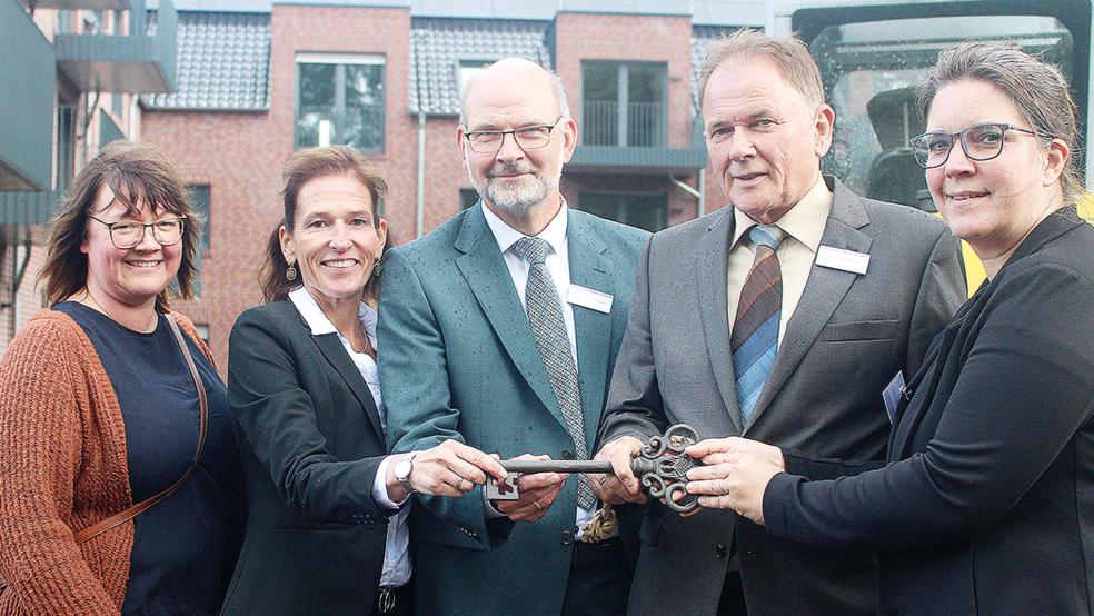Schlüsselübergabe in Bunde: Insa Wilke (links) und Grietje Fresemann (rechts) vom Architekturbüro Fresemann übergaben gestern die symbolischen Schlüssel für die neue Wohnanlage an Insa Franzen, Olaf Lübsen (stellvertretender Vorsitzender) und den »Open Dören«-Vorsitzenden Gerald Sap.  © Foto: Berents