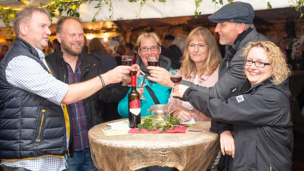 Auf ein gutes Glas Weiß- oder Rotwein treffen sich morgen wieder viele Besucher des Weinfestes im Alten Hafen in Weener. © Bruins