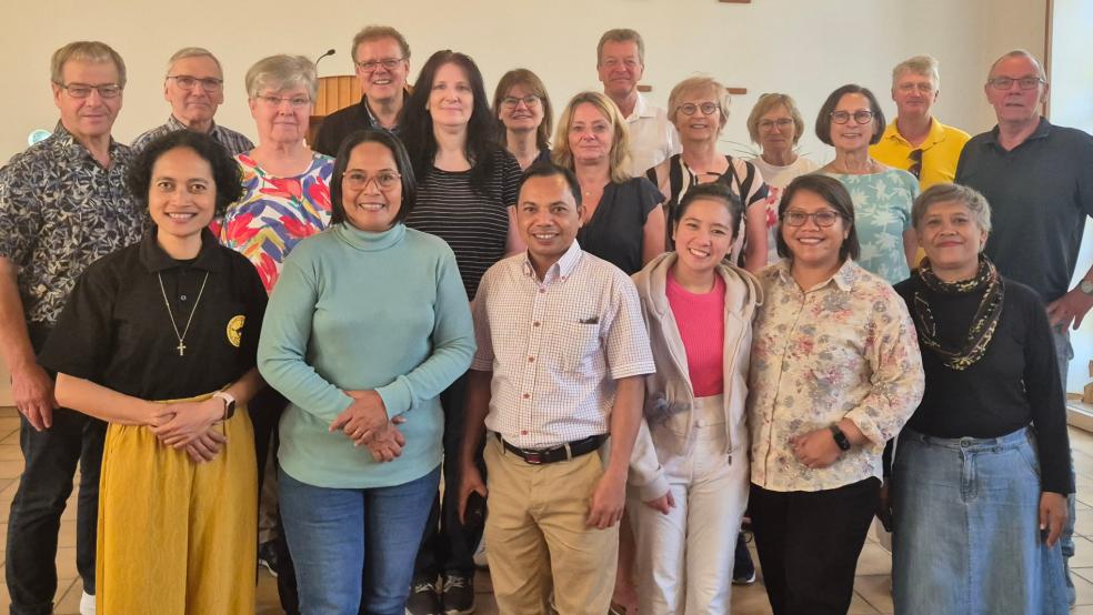 Das Foto zeigt die Delegation aus Sumba in der Kirche in Ihrhove, wo sie von Gemeindemitgliedern und dem Organisationsteam empfangen wurde. © privat