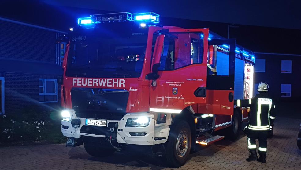 Die Feuerwehr Weener war mit vier Feuerwehrfahrzeugen, dem Einsatzleitwagen ELW, dem Hilfeleistungslöschfahrzeug HLF 20, dem Löschgruppenfahrzeug LF16 und der Hubrettungsbühne HRB 32 vor Ort. © Rand (Feuerwehr)