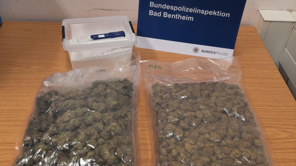 Bei der Pkw-Kontrolle an der Autobahn-Ausfahrt Leer-West am Emstunnel kamen zwei prall gefüllte Tüten voller Marihuana und eine mit Amphetamin gefüllte Plastikbox zum Vorschein. © Bundespolizei