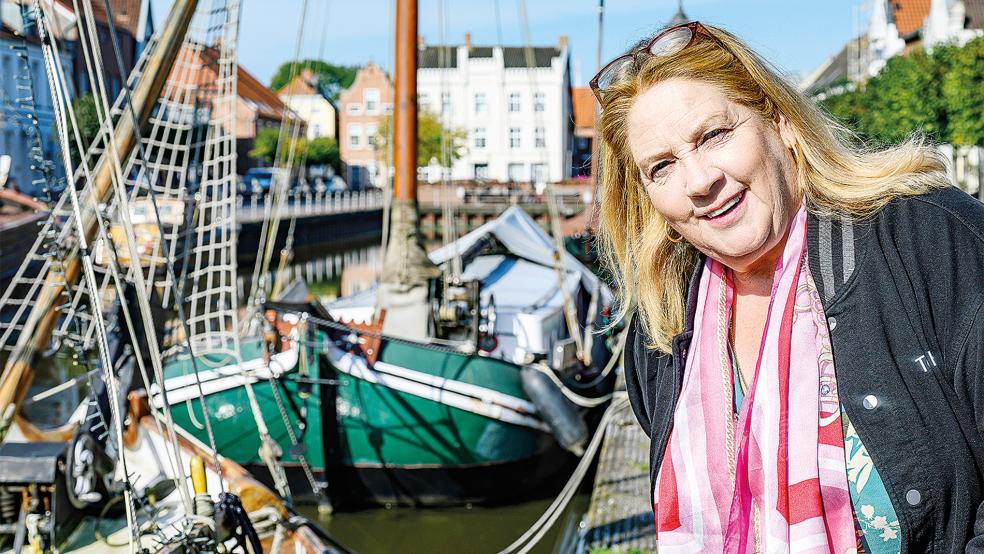 Kathy Kelly am Alten Hafen in Weener. Hier kann die Musikerin die Seele baumeln lassen.  © Foto: Bruins