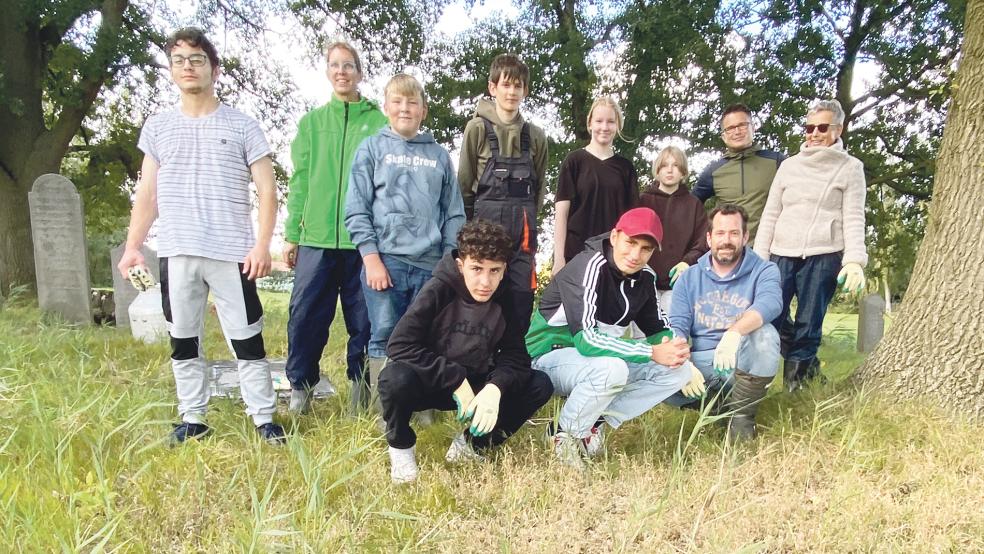 Gemeinsam gegen das Vergessen. Weeneraner Oberschüler mit Lehrern und Rabbiner Jona Simon (vorne, rechts). 15 Mädchen und Jungen der Klassen 7 bis 9 kümmern sich im Rahmen eines Projektes um den Friedhof Smarlingen. Ein Teil von ihnen war gerade auf Klassenfahrt.  © Fotos: Hanken