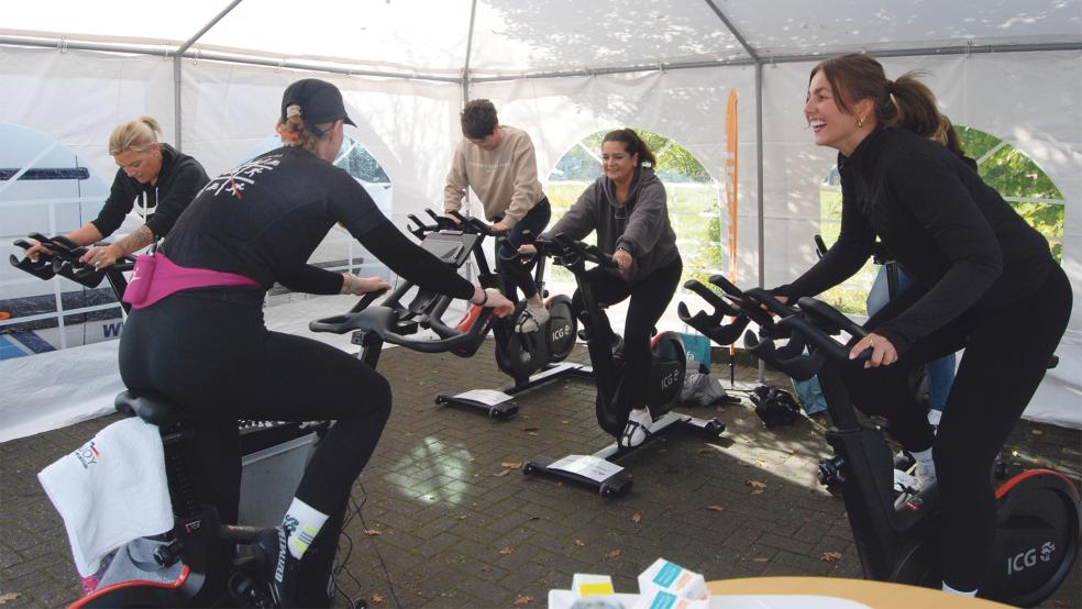 Da galt es, kräftig in die Pedale zu treten: Fünf Spinning-Räder hatte das Fitnessstudio Injoy aus Papenburg beim Gesundheitstag aufgebaut. Sie wurden auch im Rahmen einer Spendenaktion bei einer Team-Aktion verwendet.  © Fotos: Hoegen