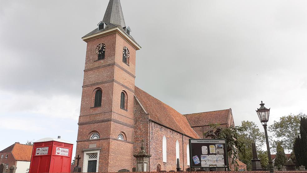 Der Turm der evangelisch-reformierten Kirche in Bunde präsentiert sich nun in seinem neuen Gewand.  © Foto: Berents