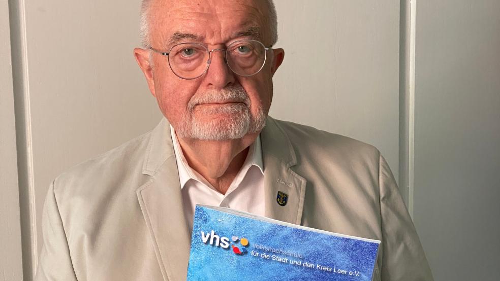 Seit fast 30 Jahren der Vorstandsvorsitzende der Volkshochschule für die Stadt und den Landkreis Leer: Jörg Furch aus Westrhauderfehn. © Kuper