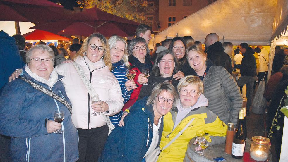 Schon seit mehr als 30 Jahren besucht diese gutgelaunte Frauengruppe aus Wymeer gemeinsam Veranstaltungen und Geburtstage. Das Weinfest in Weener gehört zu den beliebtesten Zielen © Kuper