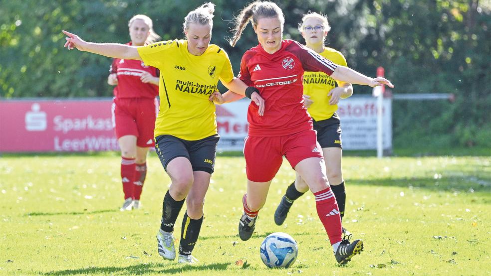 Melina Trey (rotes Trikot, am Ball) und der SV Ems Jemgum verstanden es, den Gegner aus Hinte nicht gefährlich vor das eigene Tor kommen zu lassen.  © Foto: Bruins