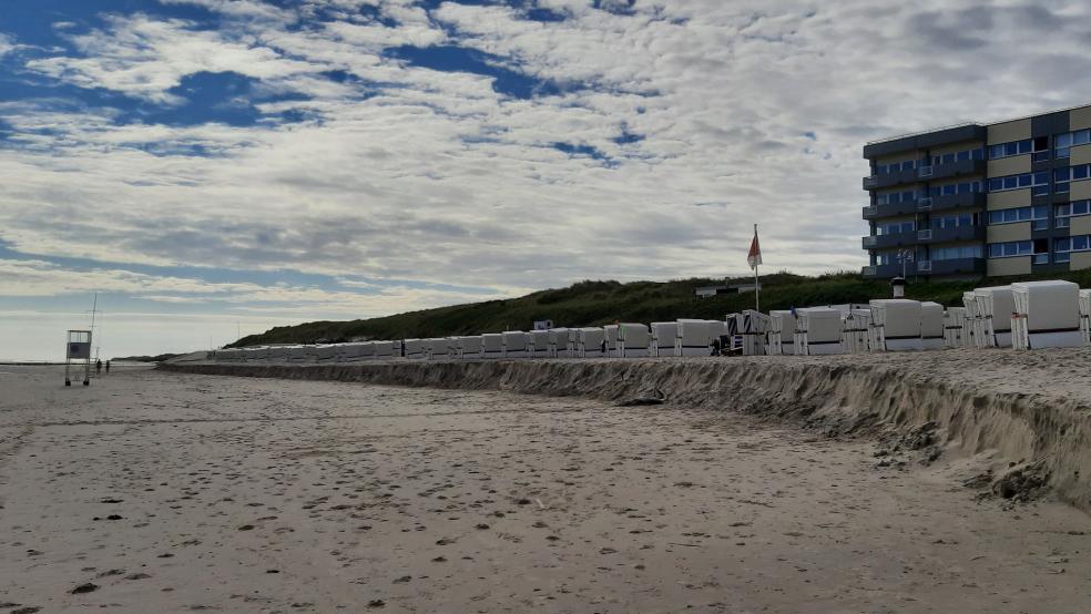 Nach einer Sturmflut ist auf der Nordseeinsel Wangerooge Sand abgebrochen. Das ereignete sich außerhalb der Sturmflutsaison. Für diesen Winter laufen noch Vorbereitungen zum Schutz. © dpa