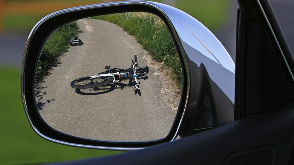 Nach dem Sturz eines Kindes mit dem Fahrrad, fuhr ein Autofahrer einfach weiter (Beispielbild). © pixabay