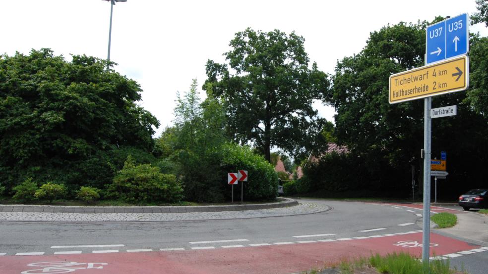 Im Kreisverkehr von Stapelmoorerheide (hier vor der kürzlich erfolgten Sanierung) hat es jetzt einen Unfall gegeben. © Hoegen