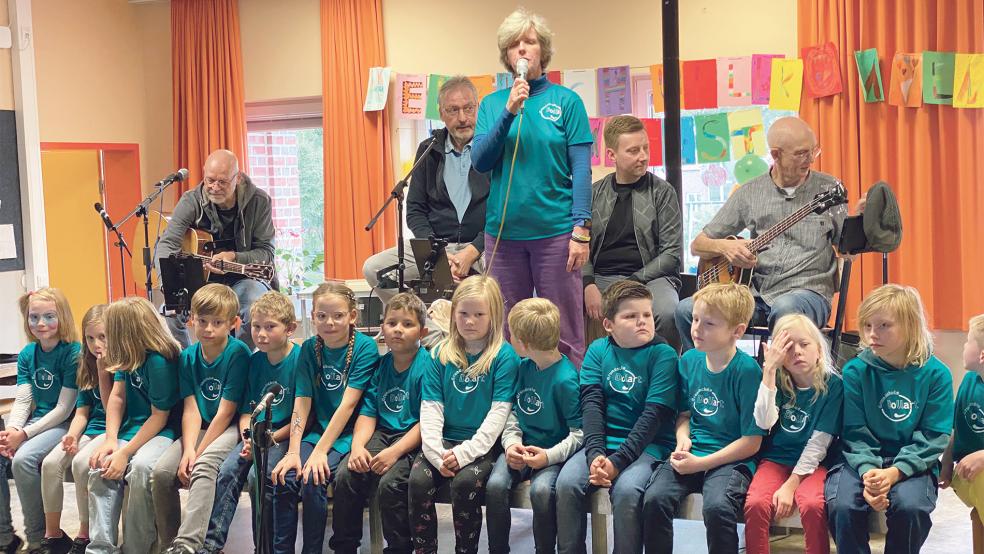 Schulleiterin Silvia Groß begrüßte die Gäste der Grundschule und kündigte den Auftritt der Band »Watt´n Platt« mit den Kindern der Plattdeutsch AG an. Gemeinsam wurden dann zwei Lieder gesungen.  © Fotos: Kuper