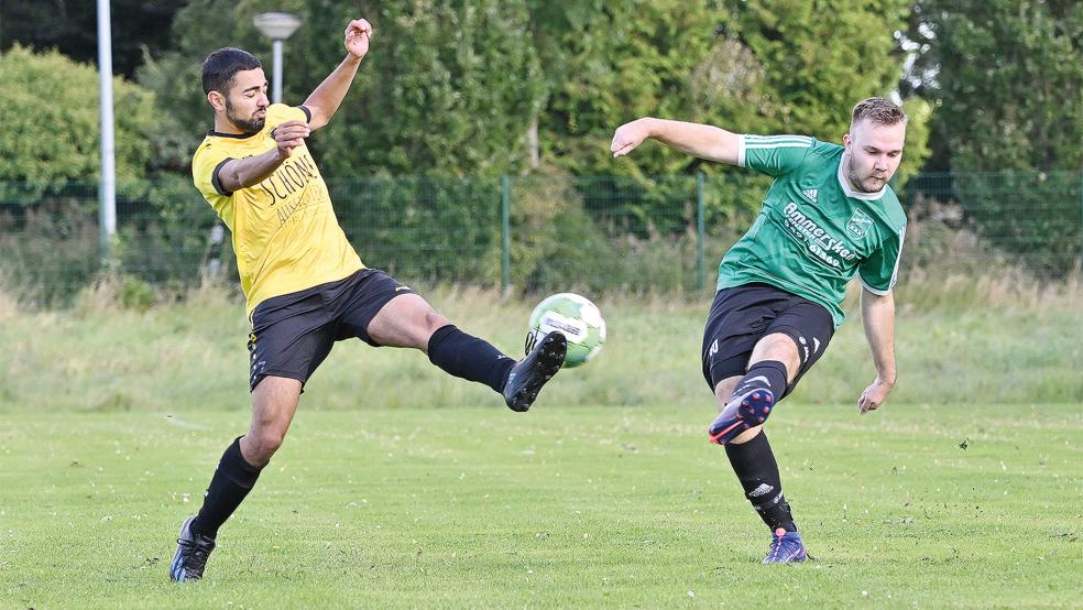 Die Eintracht aus Nüttermoor (gelbe Trikots) war mit zwei frühen Toren beim BSV Bingum (rechts Oscar Zechner) schon früh auf der Siegerstraße.  © Foto: Bruins