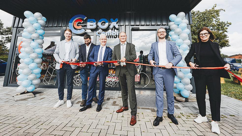 Bei der Eröffnung des neuen Marktes (von links): Christian Oltmanns (Bünting Unternehmensgruppe), Christoph Busboom (Samtgemeindebürgermeister), Landrat Matthias Groote, Udo Däenekas (Bürgermeister Nortmoor), Kevin Schröder (Projektmanager Bünting Unternehmensentwicklung) und Birgit Schröder (Leiterin Bünting Unternehmensentwicklung).  © Foto: Bünting