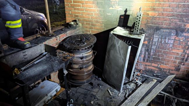 Überdachte Terrasse steht in Flammen