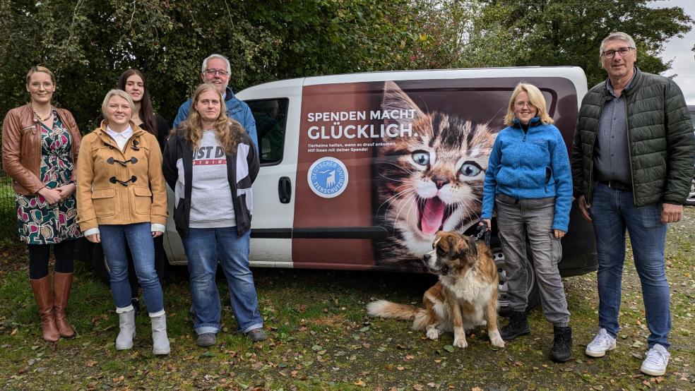 Die neue Tierheim-Leiterin Mara Schwartz (Zweite von rechts mit Bernhardiner-Mix Amy) stellte sich am Dienstag vor zusammen mit (von links) Xenia Nording (Stadt Weener), den Tierheim-Mitarbeiterinnen Tatjana Hammer, Jenny Potthast und Silke Heilig sowie Matthias Heyen (Stadt Papenburg) und Jörg Siemering (Gemeinde Bunde). © Szyska
