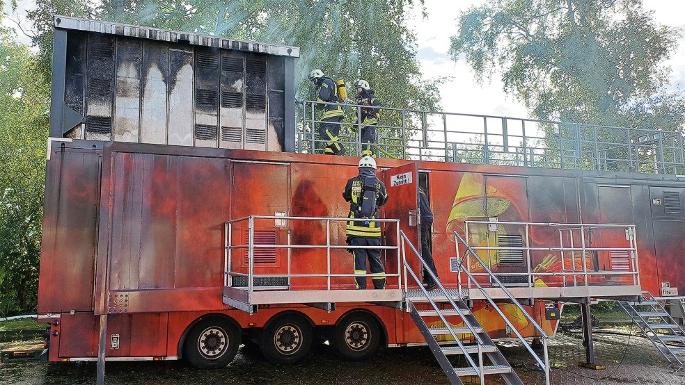 153 Feuerwehrleute aus dem ganzen Kreisgebiet haben jetzt drei Tage lang in einer mobilen Brandsimulationsanlage auf der Nesse in Leer ein umfangreiches Training absolviert.  © Foto: Feuerwehr/Rand