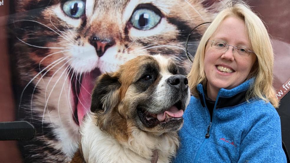 Mit Bernhardiner-Mix Amy: Mara Schwartz aus Neulehe im Emsland leitet jetzt das Tierheim in Stapelmoor. © Szyska
