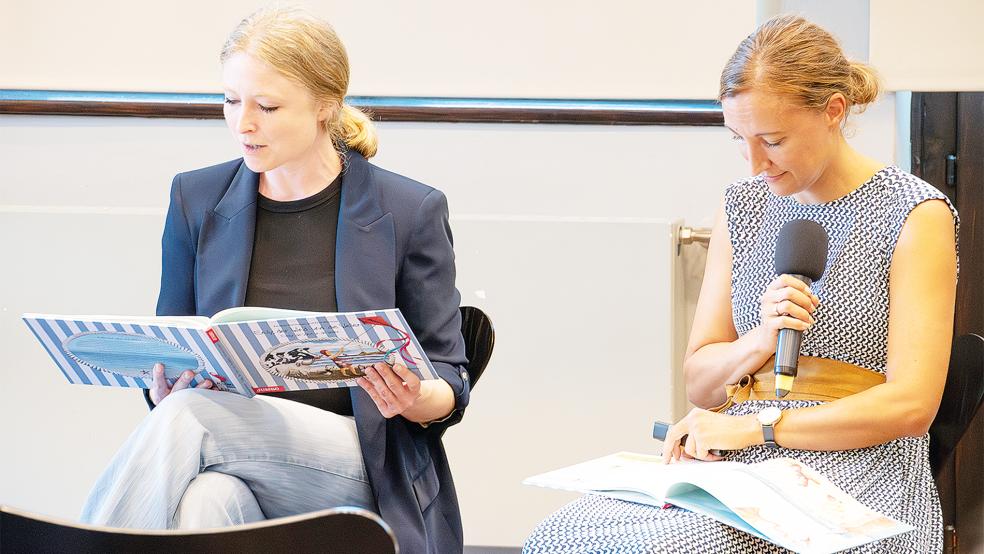 Grietje Kammler (von links) und Andrea Reitmeyer lesen auf Hoch- und Plattdeutsch »Emily, der Wind und die Wellen«.  © Foto: Landschaft