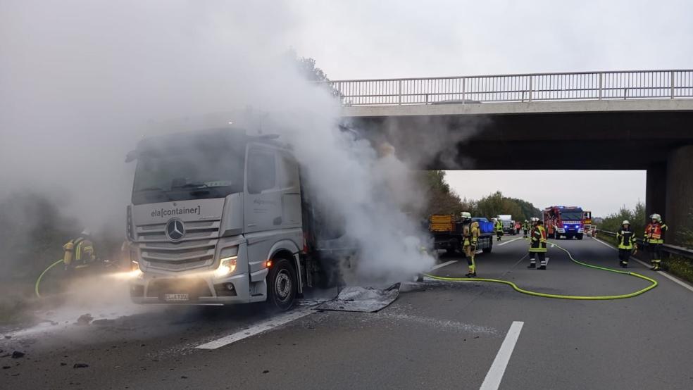 Beim Brand dieses Lastwagens auf der Autobahn 28 kam es zu einer extrem starken Rauchentwicklung. Die Feuerwehr war mit einem Großaufgebot im Einsatz. © Feuerwehr