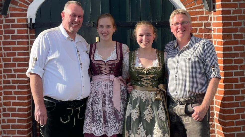 Die Festwirte Jan und Jürgen sowie die Kellnerinnen Lisa und Hedda empfangen ihre Gäste zur ostfriesischen Version des Oktoberfestes in der Teescheune der Mühle Wichers in Stapelmoor. © privat