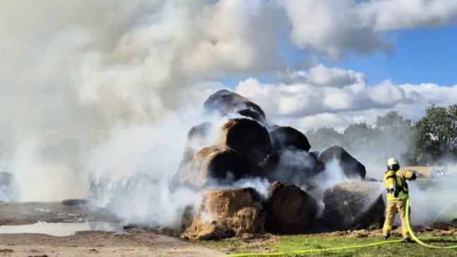 200 Rundballen brennen auf freiem Feld