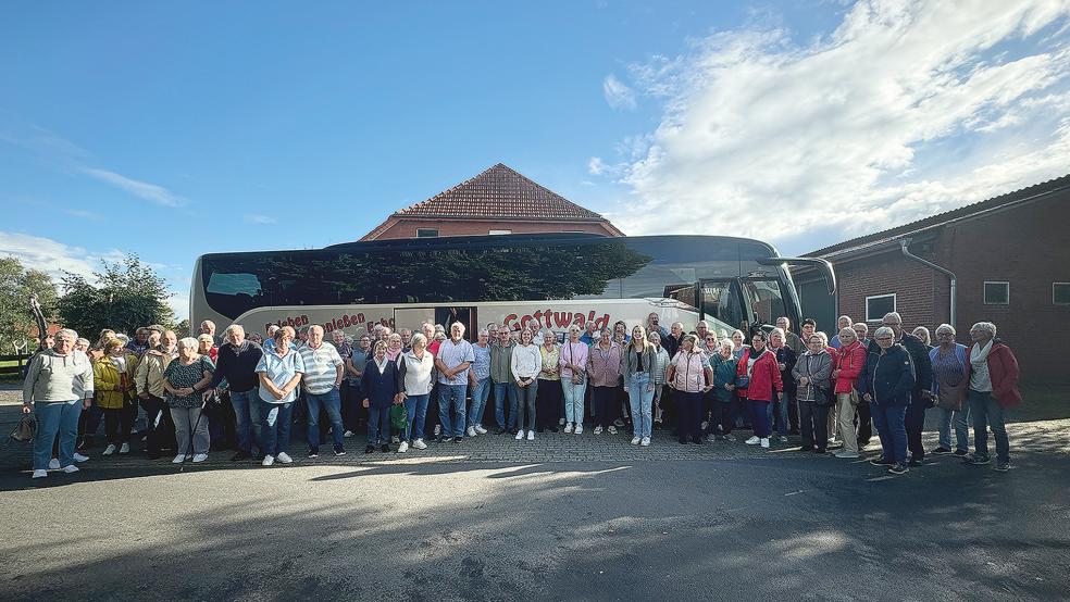 Unser Foto zeigt einige der Teilnehmer einer der beiden Ausflüge nach Leeuwarden vor einem der beiden Reisebusse.  © Fotos: Gemeinde Bunde