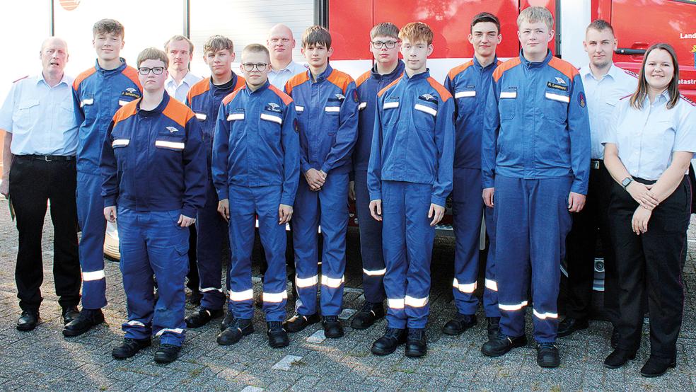 Die komplette Leistungsspangen-Gruppe und mit (von links) Stadtjugendfeuerwehrwart Ewald Freese, Betreuer Timo Röskens (vierter von links), dem stellvertretenden Jugendfeuerwehrwart Ingo Wolters (siebter von links) und von rechts der stellvertretenden Jugendfeuerwehrwartin Janna Schmehl und Jugendfeuerwehrwart Sven Fisser.  © Foto: Feuerwehr/Rand