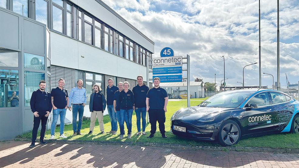 Freude über das erste Budget für Ausbildung im Landkreis Leer: Das Team von Connetec mit den Auszubildenden und Vertretern der Initiative Werk5A.  © Foto: Lebenshilfe